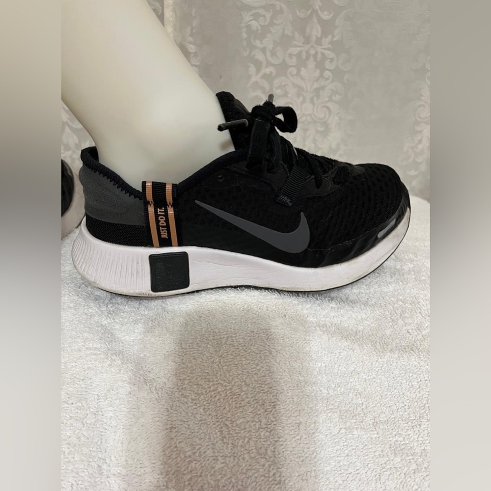 (32) Nike Women's Reposto Black/Iron Grey-Dk Smoke Grey
